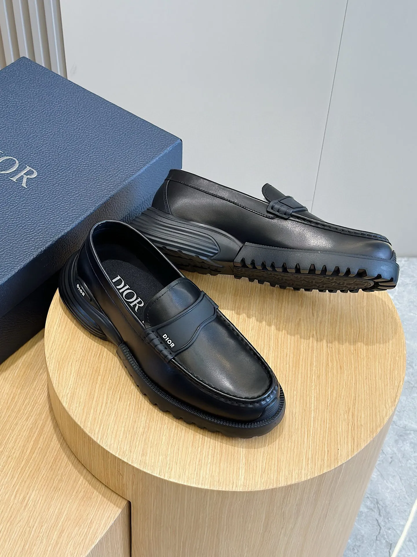 Factory price: 540💰◾️▫️Dior Combat Derby shoes are a new product in the 2024 spring men's wear series, presenting a mixed style that combines fashion design with sports elements. Crafted from black buffed calfskin leather with beige and black Oblique print panels on the sides and tongue. Designed with laces and technical zipper closure, the lightweight mixed-style sole highlights the charm of high-end customization. The Dior signature on the side enhances the style and will add a trendy touch to any look this season. Size: 39-44 (customized at 38.45)